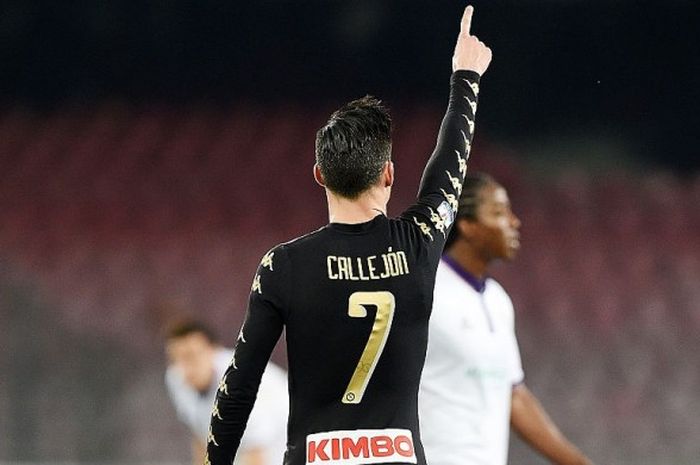 Jose Callejon melakukan selebrasi setelah mencetak gol tunggal kemenangan Napoli atas Fiorentina di perempat final Coppa Italia di Stadion San Paolo, Selasa (24/1/2017).