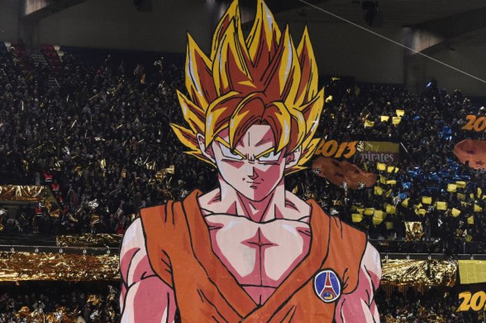 Suporter klub Liga Prancis, Paris Saint-Germain, memasang  spanduk raksasa bergambar karakter utama komik Dragon Ball, Son Goku, dalam laga melawan Marseille, Minggu (25/2/2018).