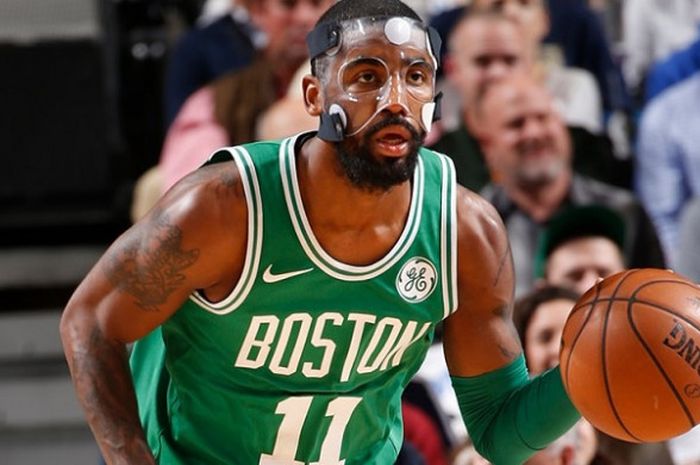 Pemain Boston Celtics, Kyrie Irving, saat beraksi dalam laga lanjutan NBA musim 2017/18 dengan menghadapi Dallas Mavericks, Senin (20/11/2017) waktu Amerika Serikat.