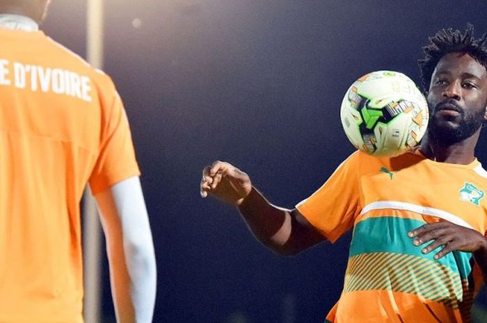 Penyerang Pantai Gading, Wilfried Bony, ambil bagian dalam sesi latihan di Bintam, Gabon, (22/1/2017), menjelang laga Piala Afrika 2017.