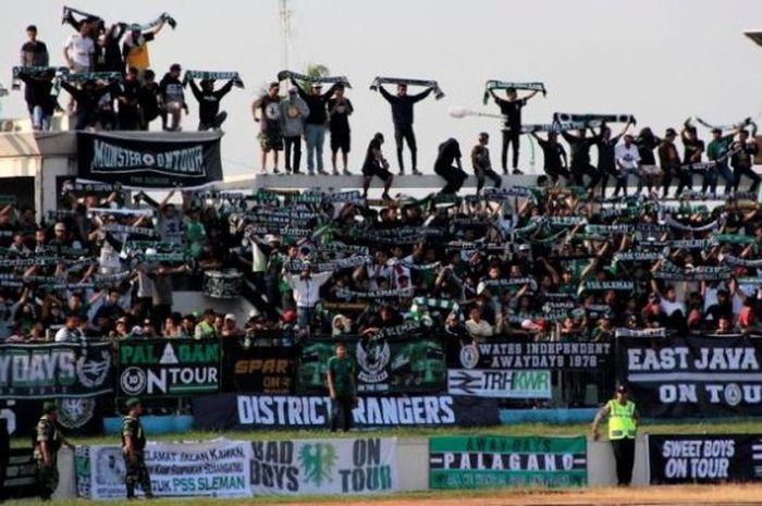 Fans PSS Sleman dari ordo BCS saat mendukung timnya pada laga kontra tuan rumah Madiun Putra di Stadion Wilis, 4 Juni 2016. 