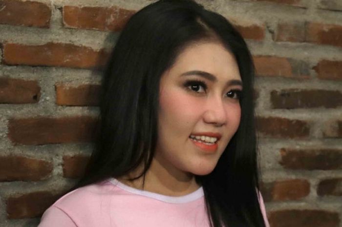   Penyanyi dangdut Tanah Air, Via Vallen, didaulat menyanyikan lagu 