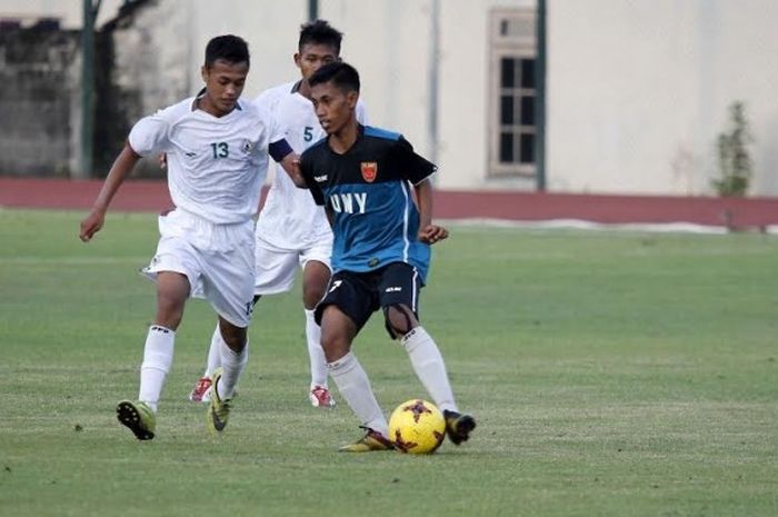 Pemain PSS Sleman U-17, Nasrul Hidayat (13) saat membela timnya kontra PS UNY pada laga Piala Soeratin 2017 di Stadion UNY, Sleman. 