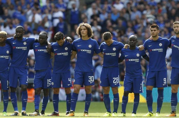 Para pemain Chelsea berdiri sejajar kala menyaksikan adu penalti pada laga Community Shield antara Chelsea dan Arsenal di Stadion Wembley, London, Minggu (6/8/2017). 