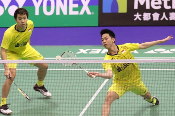 Pasangan ganda putra Indonesia, Marcus Fernaldi Gideon/Kevin Sanjaya Sukamuljo, saat menjalani laga melawan Takuro Hoki/Yugo Kobayashi, pada babak kedua turnamen Hong Kong Terbuka 2017 di Hong Kong Coliseum, Kowloon, Kamis (23/11/2017).