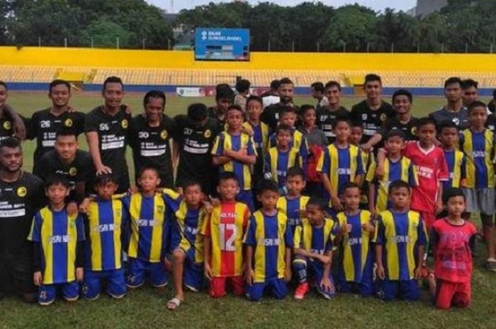 Anak-anak dari Sekolah Sepak Bola (SSB) Pusri NPK, menghampiri pemain Sriwijaya FC, Senin (19/11/2018)