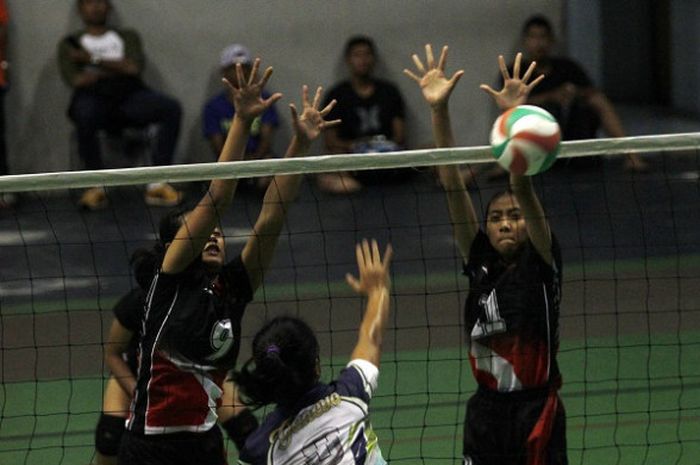 Tim Bahana Bina Pakuan (merah) menghadapi Ganevo di Kejurnas Voli Antar Klub U17 di GOR Amongraga, Yogyakarta, Jumat (1/12/2017).