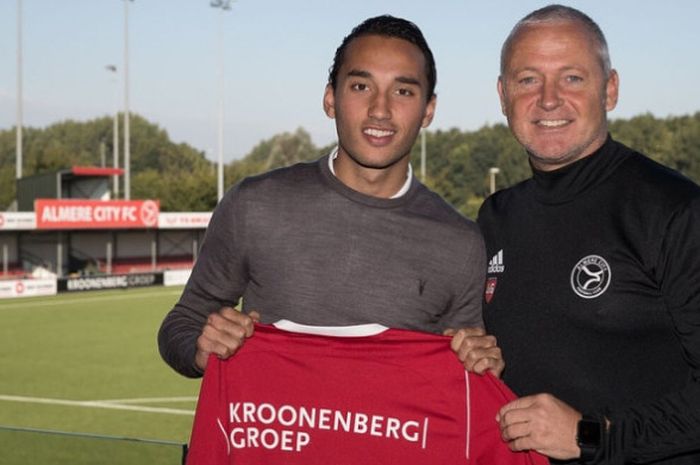 Ezra Walian resmi menandatangani kontrak bersama Almere City pada Senin (4/9/2017). 