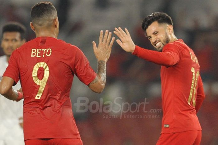  Dua pemain timnas Indonesia, Alberto Goncalves dan Stefano Lilipaly saat menghadapi timnas Timor Leste, pada laga kedua fase Grup B Piala AFF 2018, di Stadion Utama Gelora Bung Karno, Selasa (13/11/2018). 