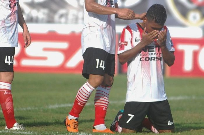 Ramdhani Lestaluhu (kanan), usai mencetak gol untuk Persija Jakarta saat melawan Bali United di Piala Jenderal Sudirman di Stadion Kapten I Wayan Dipta, Senin (21/3/2016).