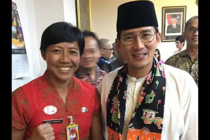 Mantan Wakil Gubernur DKI Jakarta, Sandiaga Uno, berfoto bersama pelari nasional Dedeh Erawati di Balai Kota DKI Jakarta.