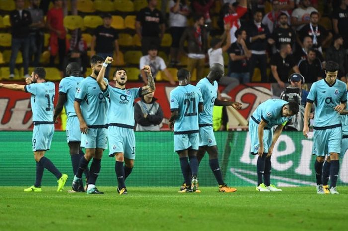 Para pemain Porto merayakan gol Miguel Layun ke gawang AS Monaco pada partai fase grup Liga Champions di Stade Louis II, Rabu (27/9/2017) dini hari WIB.
