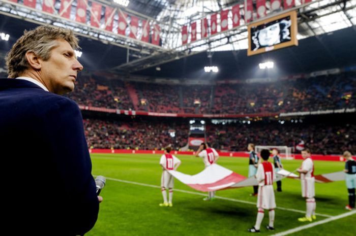 Edwin van der Sar sebagai Direktur Teknik Ajax Amsterdam saat memeringati meninggalnya legenda Ajax, Piet Keizer, menjelang laga melawan Sparta di Amsterdam, 12 Februari 2017.