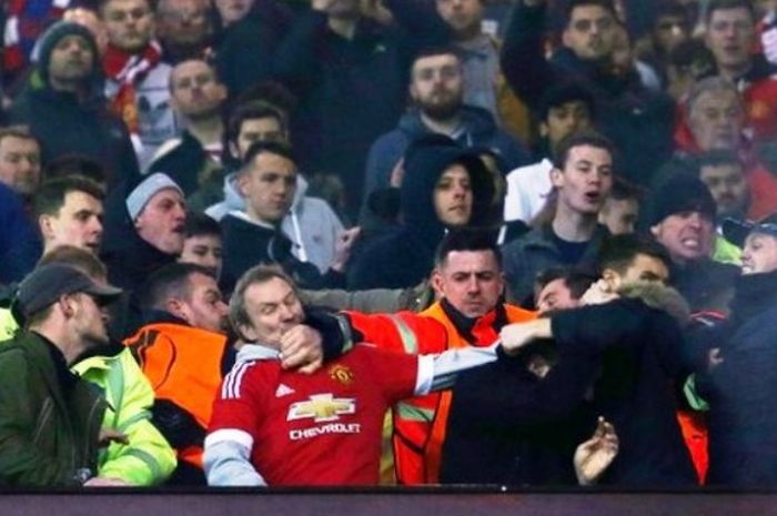 Suporter Manchester United berseteru dengan fans Liverpool pada babak 16 besar Liga Europa, Maret 2016. 