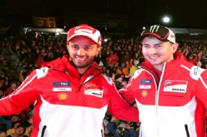 Duo pebalap Ducati, Andrea Dovizioso (kiri) dan Jorge Lorenzo (kanan) saat menghadiri sebuah acara dalam rangkaian MotoGP Jepang.