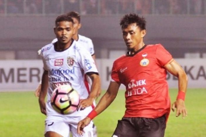 Bek Bali United, Hasim Kipuw (kiri) mengawal pergerakan pemain bertahan Persija, Maman Abdurahman pada laga pekan ketujuh Liga 1 musim 2017 di Stadion Patriot, Kota Bekasi, Minggu (21/5/2017). 