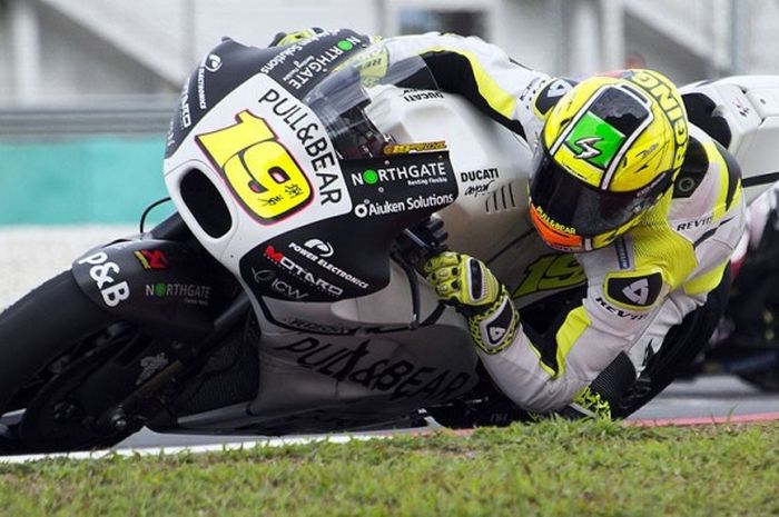 Pebalap tim Aspar, Alvaro Bautista, mengontrol motor Ducati-nya dalam sebuah tikungan saat mengikuti sesi uji coba pra-musim MotoGP 2017 di Sirkuit Sepang, Malaysia, pada 31 Januari 2017.