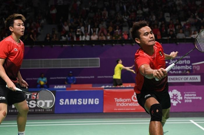  Pasangan ganda campuran Indonesia, Tontowi Ahmad/Liliyana natsir, mengembalikan kok ke arah Lee Chun Hei Reginald/Chau Hoi Wah (Hong Kong). Tontowi/Liliyana menang dengan skor 21-15, 17-21, 21-16, di Istora Senayan, Jakarta, Sabtu (25/8/2018). 