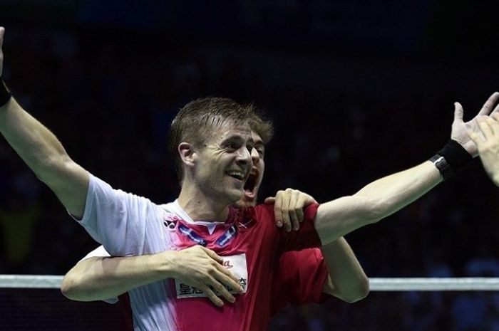   Pebulu tangkis tunggal putra Denmark, Hans-Kristian Vittinghus, melakukan selebrasi setelah memastikan kemenangan atas Ihsan Maulana Mustofa (Indonesia) 21-15, 21-17 pada partai kelima atau partai penentuan final Piala Thomas yang digelar di Kunshan Sport Center, China, Minggu (22/5/2016).  