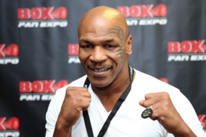 Mantan juara dunia kelas berat, Mike Tyson, berpose saat menghadiri Box Fan Expo di Las Vegas Conven