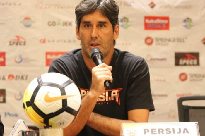 Pelatih Persija Jakarta, Stefano Cugurra alias Teco dalam jumpa pers jelang laga kontra Persija Jaka