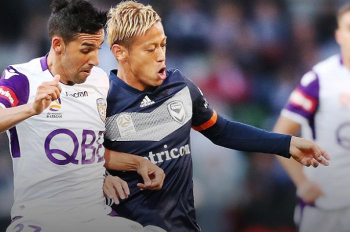 Penyerang Melbourne Victory, Keisuke Honda (kanan) dikawal ketat kapten sekaligus gelandang Perth Gl