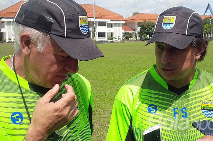 Pelatih Persib Bandung, Roberto Carlos Mario Gomez (kiri) ditemani asistennya, Fernando Soler, memberikan keterangan usai memimpin latihan tim di Lapangan Sesko AD, Kota Bandung, Senin (18/12/2017).