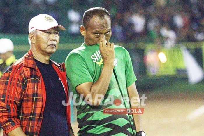 Pelatih Persegres, Hanafi (kiri), bersama asisten pelatih, Suwandi HS tidak percaya timnya kebobolan di menit injury time. Persegres dikalahkan Persib pada laga Liga 1 di Stadion Petrokimia Gresik, Rabu (4/5/2017).