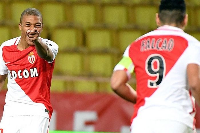 Penyerang Monaco, Kylian Mbappe Lottin (kiri), melakukan selebrasi seusai mencetak gol saat melawan Metz dalam laga lanjutan Ligue 1 2016-2017 di Stadion Louis II Stadium, Monaco, pada 11 Februari 2017.