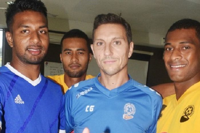 Pelatih Fiji Christophe Gamel (tengah) berpose bersama tiga pemainnya, (dari kiri) Shaneel Naidu, Remueru Tekiata, dan Kolinio Sivoki di Fiji FA Academy, Vatuwaqa, Suva, 23 Mei 2017. 