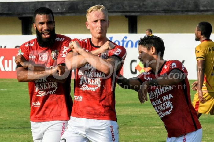 Perayaan gol pemain Bali United, Nick van der Velden dan Sylvano Comvalius, setelah menjebol gawang Mitra Kukar dalam laga lanjutan Liga 1 di Stadion Kapten I Wayan Dipta, Gianyar, pada Minggu (27/8/2017).