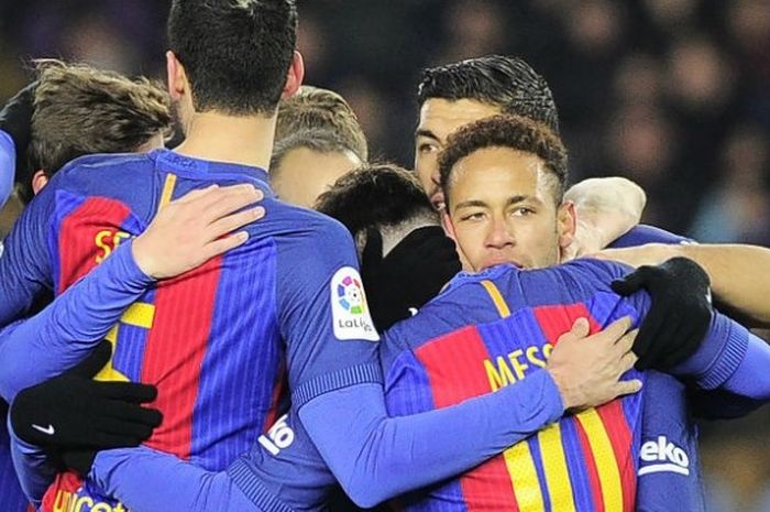 Pemain FC Barcelona merayakan gol Neymar Jr ke gawang Real Sociedad pada leg pertama perempat final Copa del Rey di Stadion Anoeta, Kamis (19/1/2017). 