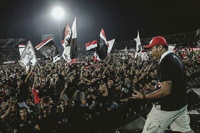 Suporter Bali United saat perayaan laga terakhir Bali United di Liga 1 lawan Persegres Gresik United