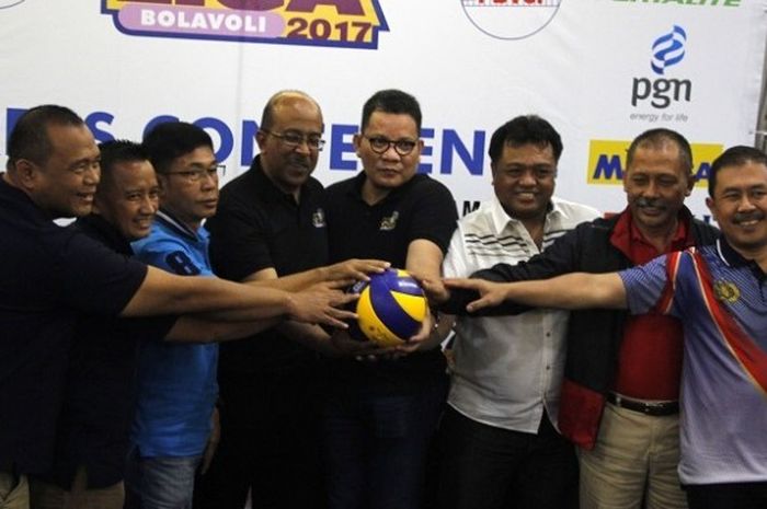 Direktur Proliga Hanny Surkatty (keempat dari kiri) berpose dengan perwakila tim yang lolos final four Proliga setelah konferensi pers di Hotel Novotel, Solo, Kamis (6/4/2017).