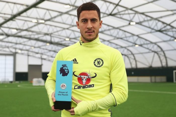 Gelandang Chelsea, Eden Hazard, menerima gelar Pemain Terbaik Premier League bulan Oktober di tempat latihan klub, Cobham, Inggris, 17 November 2016.