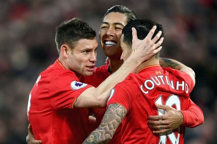 Pemain Liverpool, Roberto Firmino (tengah), melakukan selebrasi bersama rekan setimnya, James Milner (kiri), dan Philippe Coutinho, usai mencetak gol ke gawang Arsenal dalam laga lanjutan Liga Inggris 2016-2017 di Stadion Anfield, Liverpool, pada 4 Maret 2017.