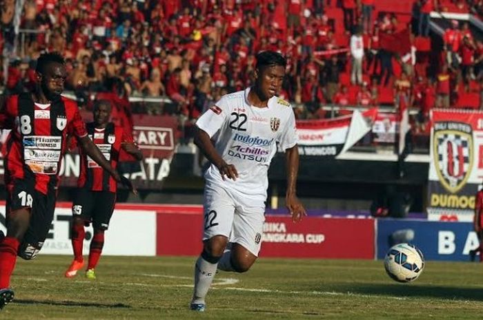 Bek Bali United, Ganjar Mukti (22) saat menjauhkan bola dari penyerang Persipura, Ricky Kayame pada laga Grup B Piala Bhayangkara di Stadion Kapten I Wayan Dipta, Gianyar. 