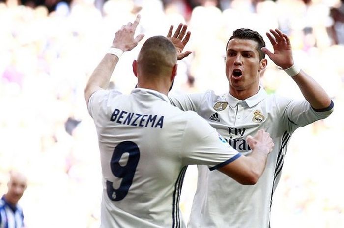 Striker Real Madrid, Karim Benzema (kiri), merayakan gol bersama rekan setimnya Cristiano Ronaldo saat melawan Deportivo Alaves dalam Liga Spanyol 2016-2017 di Stadion Santiago Bernabeu, Madrid, 2 April 2017.