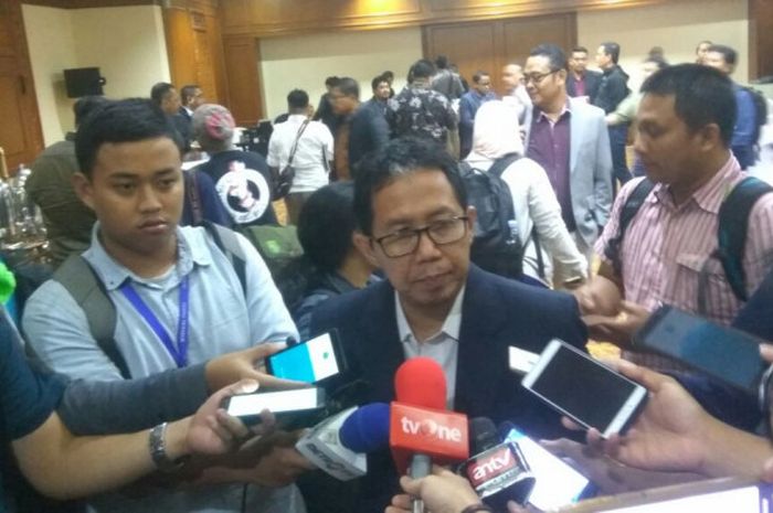 Plt Ketua Umum PSSI, Joko Driyono menjawab pertanyaan wartawan seusai Manager Meeting Liga 1 2018 di Hotel Sultan, Jakarta, Kamis (15/3/2018).