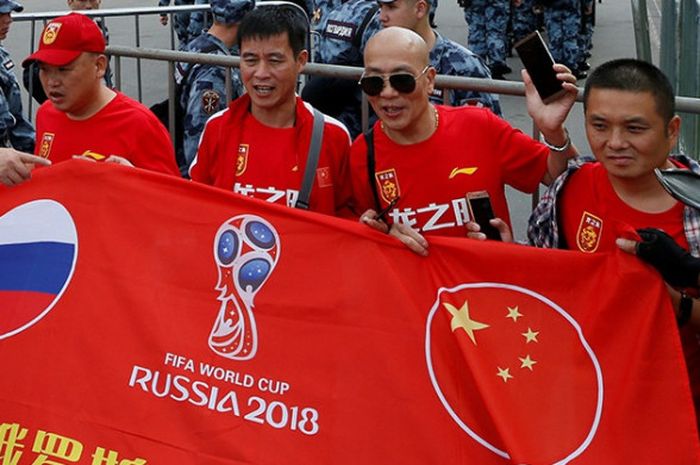 Suporter asal China kebingungan ketika hendak akan menyaksikan timnas Rusia. 