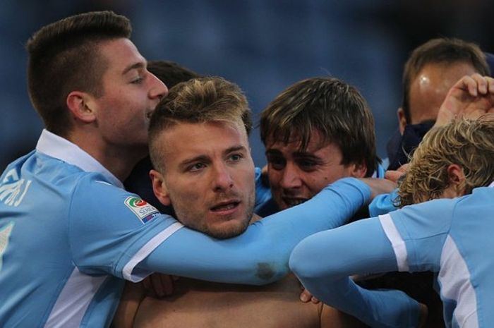 Penyerang Lazio, Ciro Immobile (tengah), dikelilingi rekan setimnya seusai mencetak gol penentu ke gawang Crotone dalam laga Serie A di Stadio Olimpico, Roma, 8 Januari 2017.