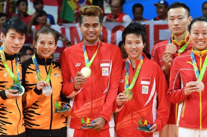 Para peraih medali Olimpiade Rio 2016 dari cabang olahraga bulu tangkis berpose bersama di podium.