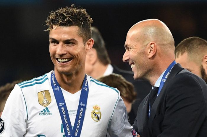      Pelatih Real Madrid, Zinedine Zidane (kanan), melakukan selebrasi bersama Cristiano Ronaldo seusai timnya mengalahkan Liverpool FC dalam laga final Liga Champions di Stadion NSC Olimpiyskiy, Kiev, Ukraina pada 26 Mei 2018.     