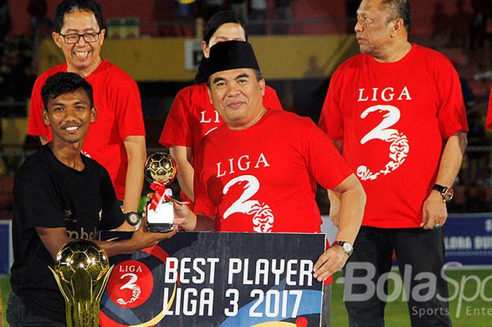 Pemain Aceh United, Assanur Rijal, dinobatkan sebagai pemain terbaik Liga 3 dalam acara final kompetisi Liga 3 nasional 2017 di Stadion Gelora Bumi Kartini, Jepara, Jawa Tengah, Minggu (17/12/2017).