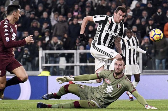 Striker Juventus, Mario Mandzukic (tengah atas), saat menaklukan kiper Torino, Vanja Milinkovic-Savic (tengah bawah) untuk mencetak gol dalam pertandingan perempat final Coppa Italia 2017-2018 di Stadion Juventus, Turin, Italia, pada Rabu (3/1/2018).