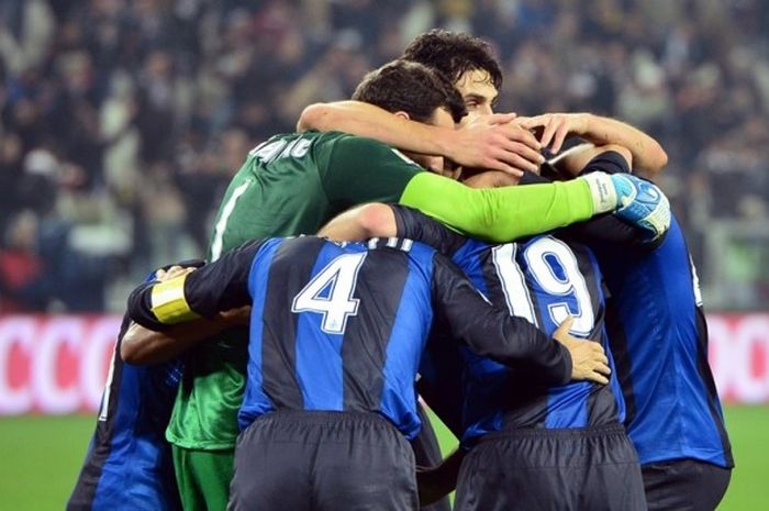 Para pemain Inter Milan merayakan kemenangan atas Juventus pada partai Serie A di Stadion Juventus, 3 November 2012.