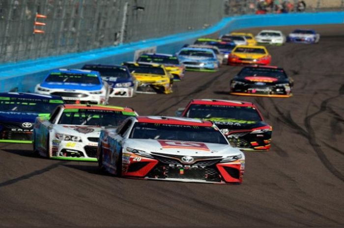 Salah satu ajang balap mobil populer di Amerika Serikat, National Association for Stock Car Auto Racing (NASCAR).