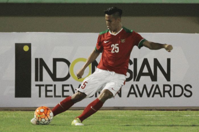 Indra Kahfi beraksi untuk timnas Indonesia.