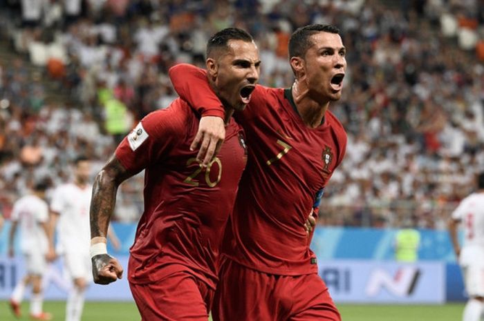 Penyerang Portugal, Ricardo Quaresma (kiri), merayakan golnya bersama Cristiano Ronaldo dalam laga G