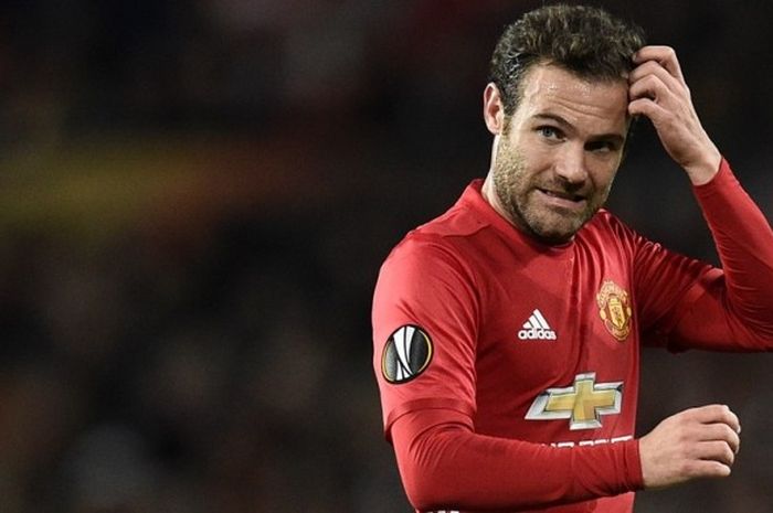  Juan Mata membela Manchester United melawan Fenerbahce pada partai fase grup Liga Europa di Stadion Old Trafford, 20 Oktober 2016. 